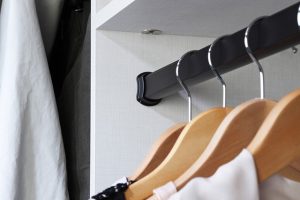 Hanging rod in closet